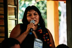 índia com microfone durante a oficina