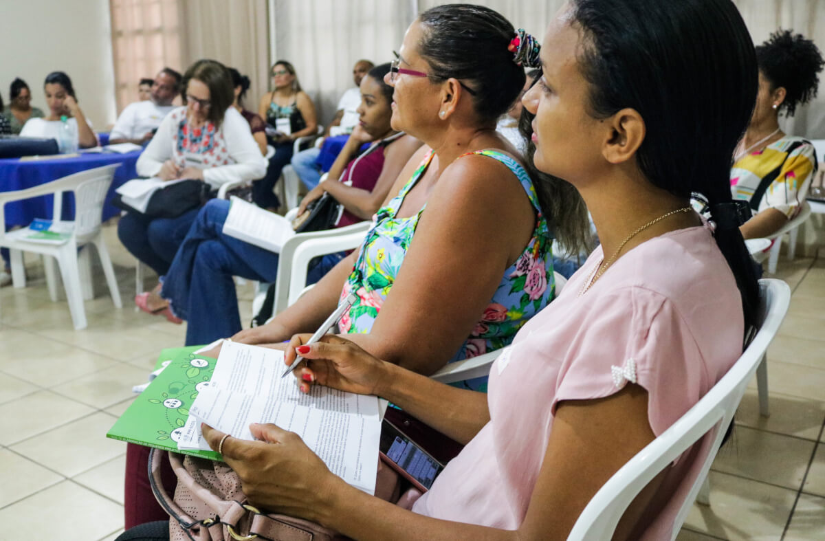 mulheres sentadas na oficina