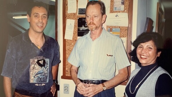 Charles Mueller, ao centro, entre José Felipe Ribeiro (Embrapa Cerrados) e Mary Dayse Kinzo, em confraternização do ISPN, entre 1996 e 1998. (Foto: Donald Sawyer/Acervo ISPN)