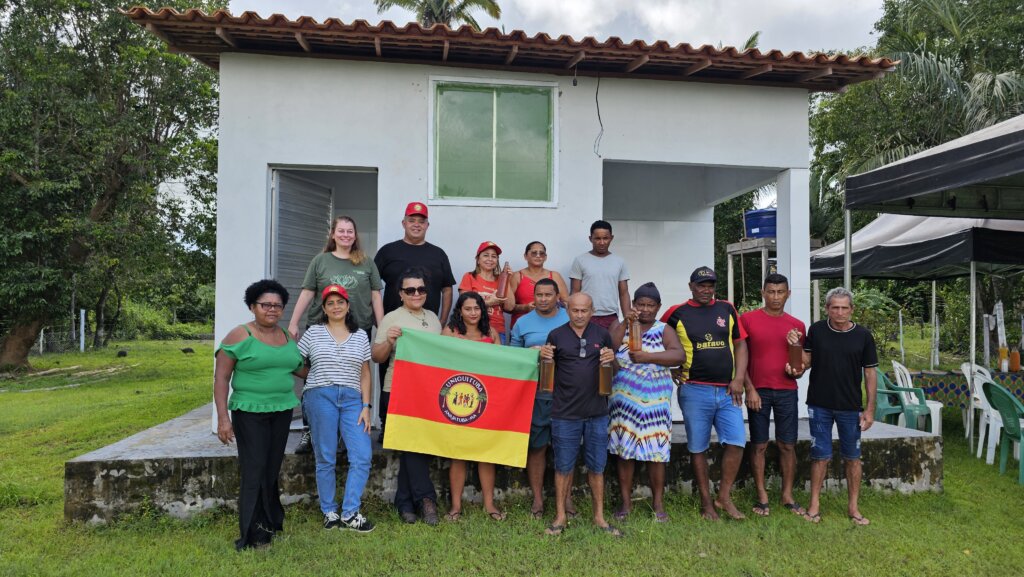 Comunidade na agroindústria que vai potencializar a produção de mel. Foto: Cristiane Viana/Acervo ISPN