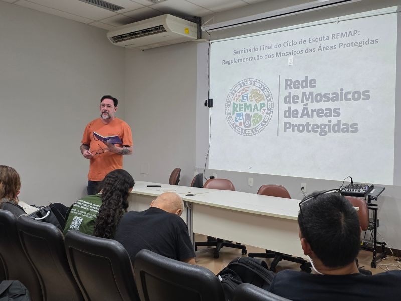João Guilherme Nunes Cruz, coordenador do Programa Povos Indígenas do ISPN, no evento paralelo Mosaicos de áreas protegidas no Brasil: gestão territorial integrada, inclusão social e caminhos para um sistema nacional. Foto: Amanda Vieira/Acervo ISPN