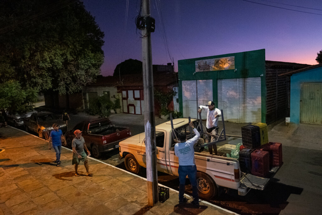 Ao amanhecer, os agricultores se preparam para mais um dia de feira agroecológica no bairro Mutirão, em Pedro II. Foto: Paula Cinquetti/ Acervo ISPN