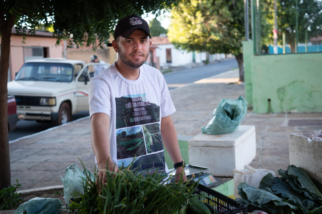 O jovem agricultor Romério Ferreira de Sousa participa da feira agroecológica, fornece alimento para a merenda escolar e fortalece a atuação dos jovens no sertão do Piauí. Foto: Paula Cinquetti/ Acervo ISPN