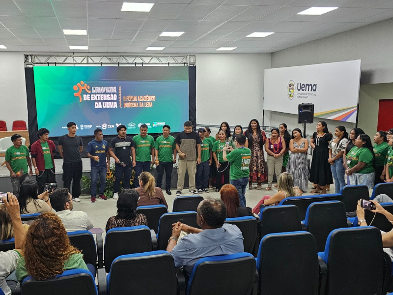 Canto de estudantes indígenas durante o II Fórum Acadêmico Indígena. Foto:Cristiane Moraes/Acervo ISPN