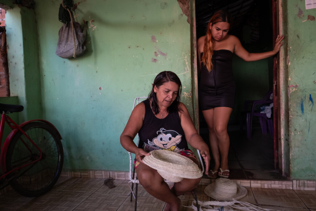 O chapéu de palha é produzido pelas mulheres da Comunidade Coitadas, em Pedro II, há muitas gerações. Foto: Paula Cinquetti/ Acervo ISPN