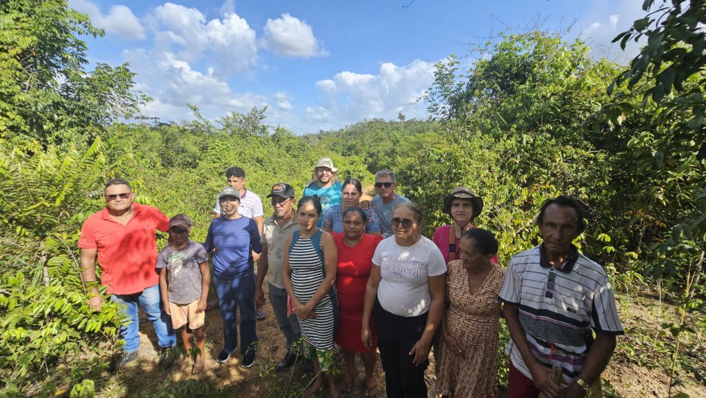 Gabi Prates, ao centro de óculos e camisa branca, reunida com vizinhos da comunidade de Francisco Romão no seu lote onde será instalada a unidade demonstrativa. Foto: Cássio Bezerra/Acervo ISPN