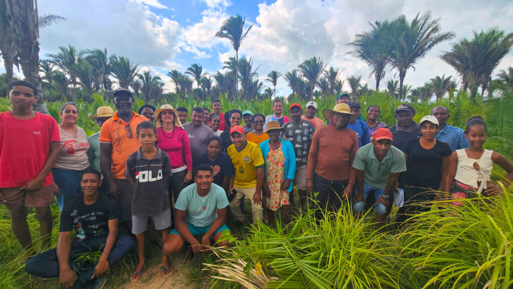 Parte da comunidade de Alto Bonito reunida na área de Seu Panada onde será instalada a unidade demonstrativa do Projeto Restaura Maranhão. Foto: Cássio Bezerra/Acervo ISPN