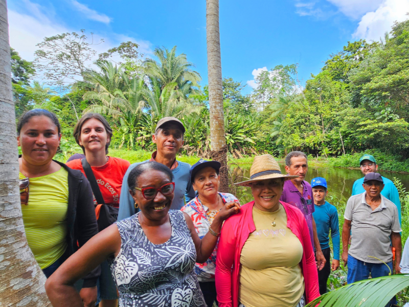 Grupo de trabalhadoras e trabalhadores do assentamento Quadra de São José, na cidade de Zé Doca. A Quadra de São José é uma das comunidades que participam do Projeto Restaura Maranhão. Foto: Cássio Bezerra/Acervo ISPN