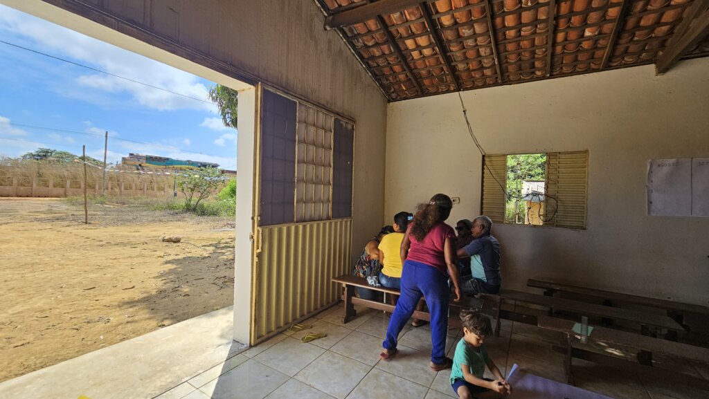 O interior da igreja católica de Francisco Romão e lá fora está a Estrada de Ferro Carajás. Foto: Cássio Bezerra/Acervo ISPN