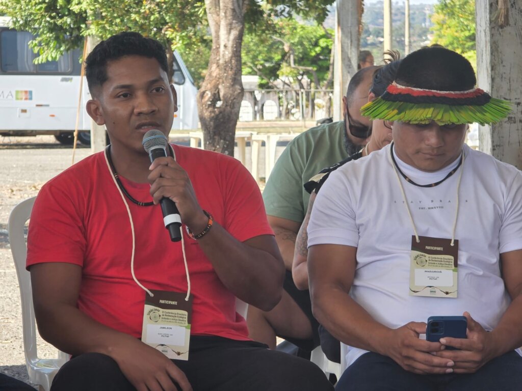 Jamilson Guajajara, de Bom Jardim (MA) fala ao microfone ao lado de Akadjurichã Ka'apor (de camiseta branca). Foto: Amanda Vieira/ Acervo ISPN