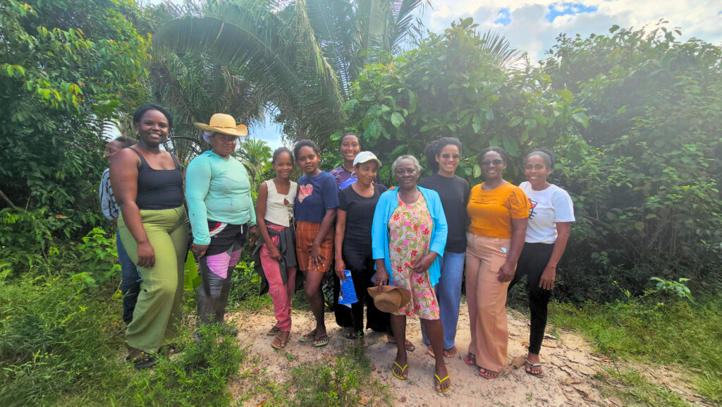 Paula Geane, primeira à esquerda, com um grupo de mulheres de Alto Bonito. Foto: Cássio  Bezerra/Acervo ISPN