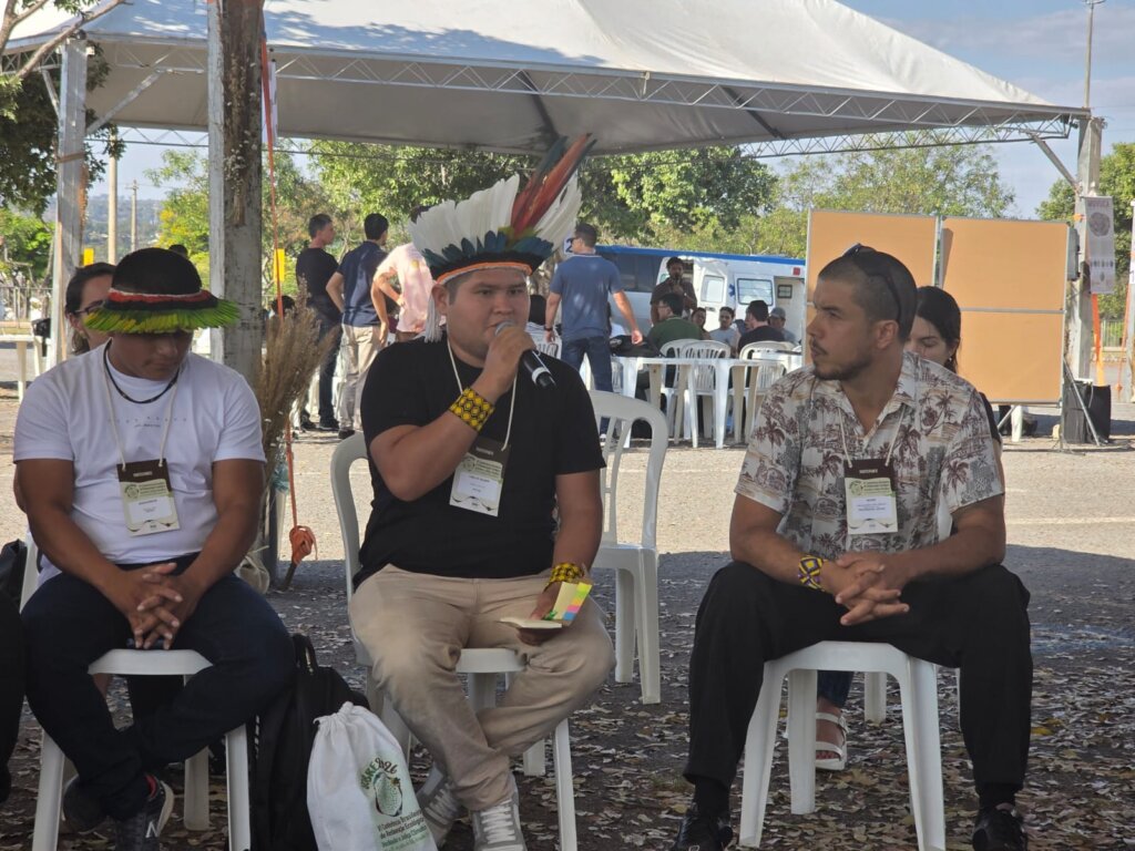 Valber Tembé, da TI Alto Rio Guamá, na Roda de Saberes: Mosaico Gurupi como um Território Integrado para a Restauração em Rede entre Terras Indígenas. Foto: Amanda Vieira/ Acervo ISPN