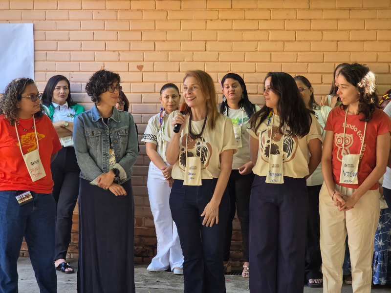 Cristiane Azevedo, Diretora Superintendente do ISPN, fala ao microfone no Ecos dos Territórios. Encontro foi realizado em Brasília e teve a participação de 98 representantes de 50 projetos aprovados nos editais 38º e 39º do Fundo Ecos. Foto: Amanda Vieira/Acervo ISPN