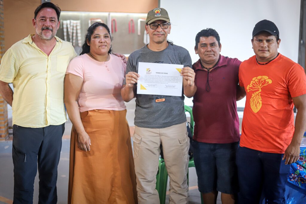 Ao centro (com documento na mão), Eá Krenak da CR Maranhão/Funai, recebe Termo de Posse. Foto: Genilson Guajajara