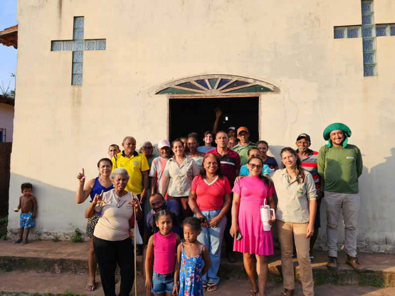 Comunidade do Quilombo Capoeira e técnicos do Projeto Restaura reunidos em frente a igreja católica da comunidade. Foto: Cristiane Moraes/Acervo ISPN