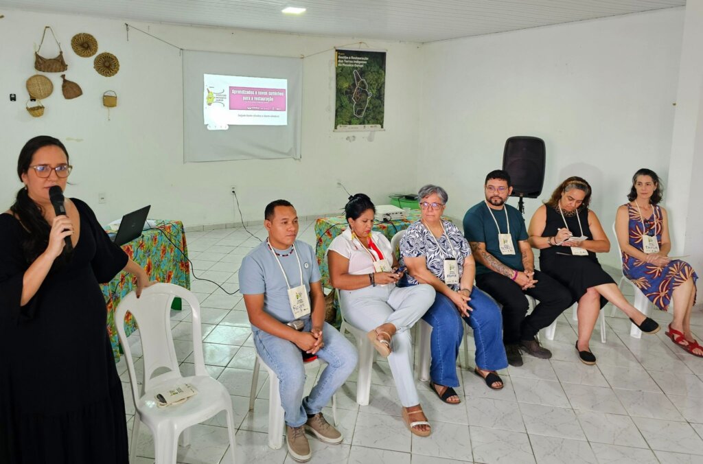 De pé, a coordenadora do Projeto Gestão e Restauração das TIs do Mosaico do Gurupi, Thayane Tavares, durante a abertura do Seminário “Aprendizados e Novos Caminhos para a Restauração. Foto: Cássio Bezerra/Acervo ISPN